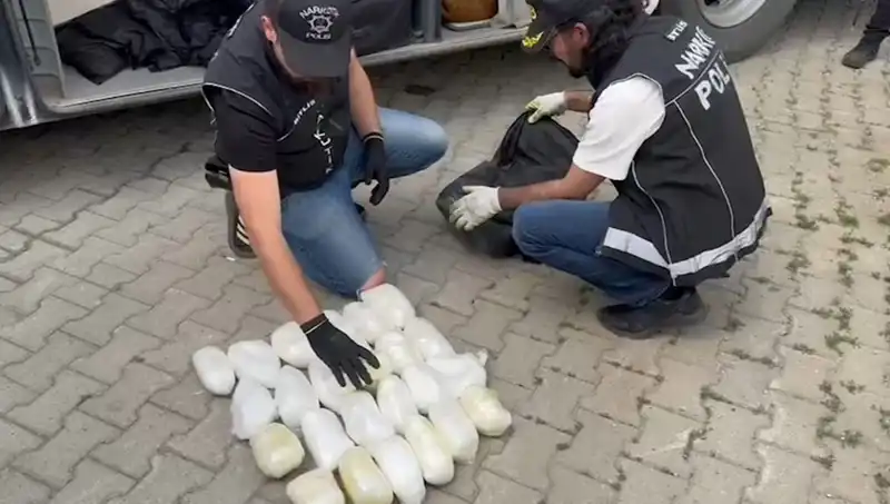 Yolcunun Valizinden Çıkan 13 Kilo Metamfetamin Olayı Gündem Oldu