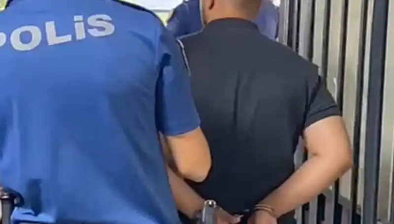 İzmir'de Polise Saldıran Zanlı Yakalandı, Gözaltına Alındı