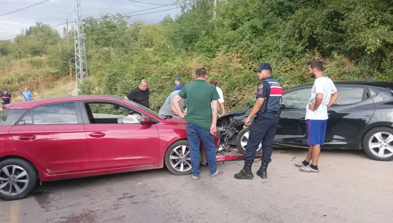 Karamürsel'de Korkutan Kaza: 4 Kişi Yaralandı, Olay Yeri Kaotik Görüntülere Sahne Oldu
