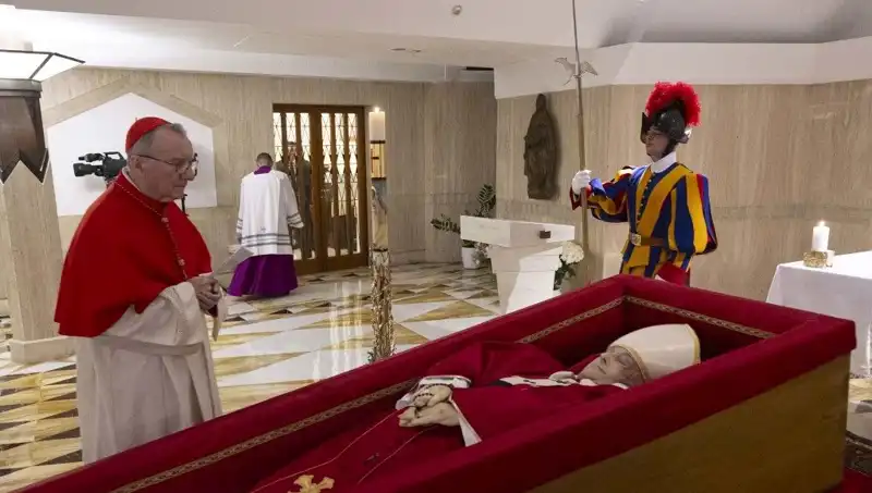 Papa'nın Tabutundaki Fotoğraflar Ortaya Çıktı! Duygu Dolu Anlar...