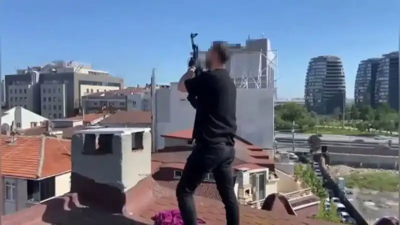 İstanbul'da İlginç Olay: Çatıya Kaçan Şüpheliler ve Bacadan Bulunan AK-47!