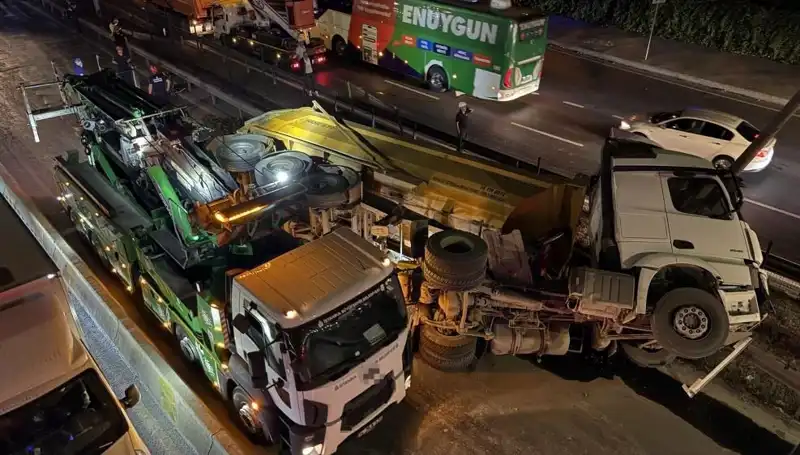 Moloz Yüklü Hafriyat Kamyonu Devrildi: Şehirde Kaza Alarmı