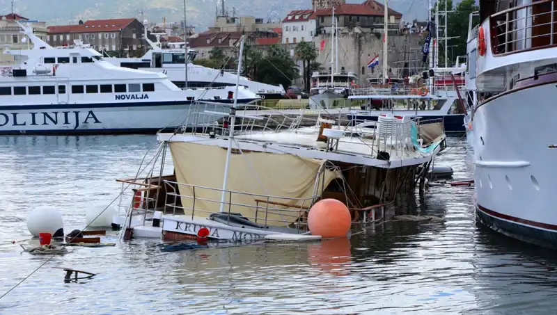 Hırvatistan'da Fırtına: Feribotun Çarptığı Gemi Batarken Canlar Tehlikede!