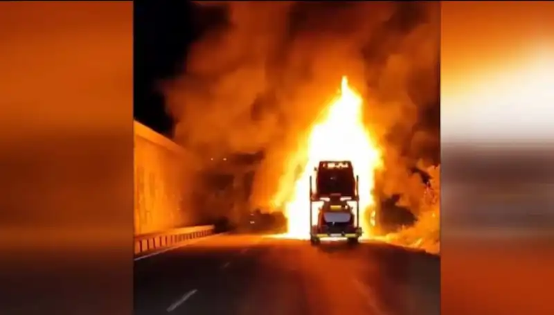 Otomobil Yüklü Tırda Çıkan Yangın, 8 Araçlık Hasara Neden Oldu