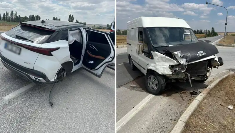 Çorum'da Korkunç Kaza: İki Araç Kafa Kafaya Çarpıştı, Yaralılar Var!