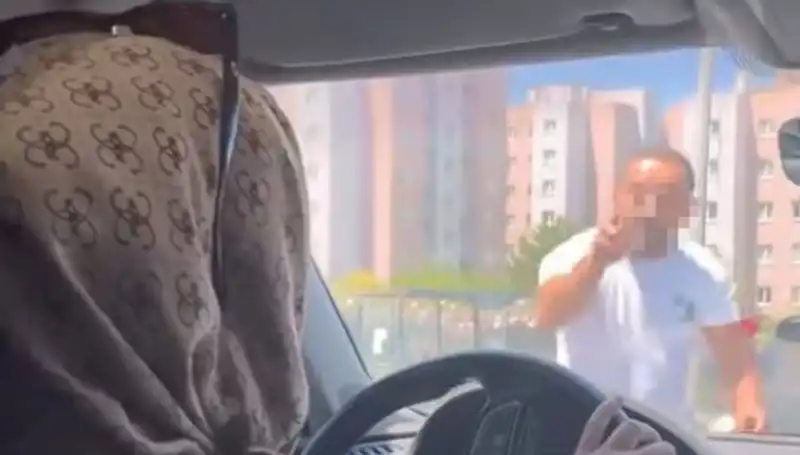 Trafikte Dehşet Anları: Araç Camına Yumruk Atan Sürücü İhbar Edildi!