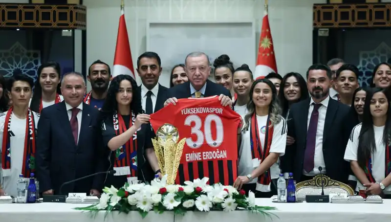 Cumhurbaşkanı Erdoğan, Yüksekovaspor Kadın Futbol Takımı'nı Ağırladı: Sporda Kadın Gücü Vurgusu