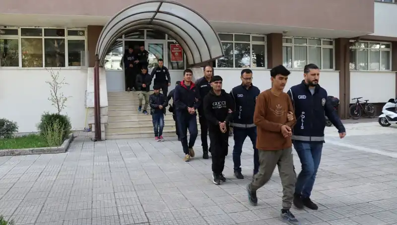 İki İlde 21 Düzensiz Göçmen Yakalandı: Göçmenlik Sorununun Nedenleri ve Çözüm Yolları