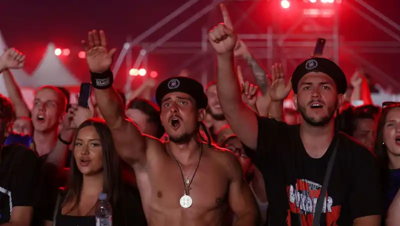 Thompson Konserinde İyi Olmayan Bir Olay: Nazi Selamı Skandalı
