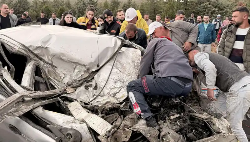TIR ile Çarpışan Araç Kağıt Gibi Ezildi: Kaza Sonrası Şok Edici Görüntüler
