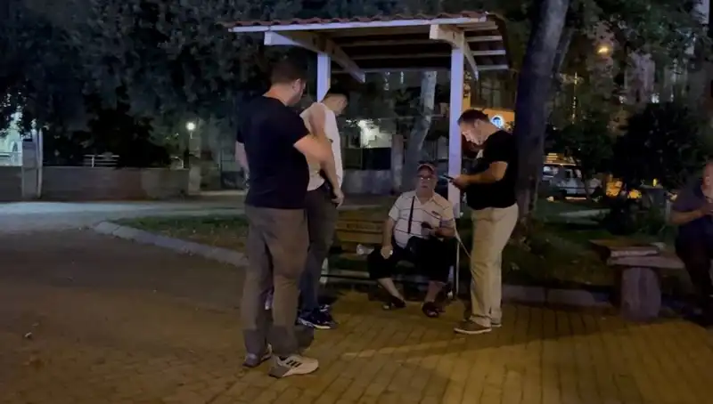 Kısmı Görme Kaybı Olan Adamın Telefonunu Çaldılar: Güvenlik Kamerası Anlarına Yansıyan Olay
