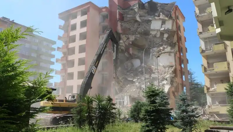 Dalgaların Gücüyle Yıkılan İki Bina: Yanlış Hesaplama Sonrası Zorlu Süreç