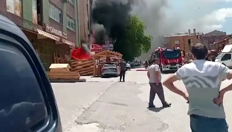 Ankara'da Korkutan Yangın: İş Yerleri Kül Oluyor!