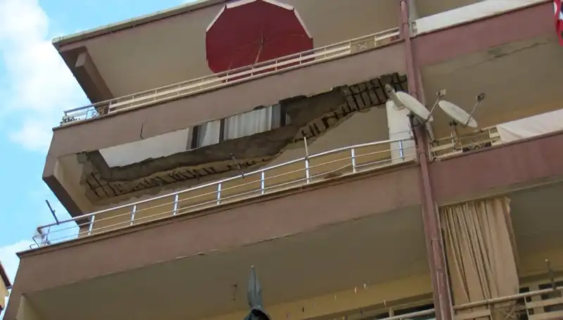 Güngören'de Beş Katlı Binanın Balkonu Çöktü: Korku Dolu Anlar Yaşandı