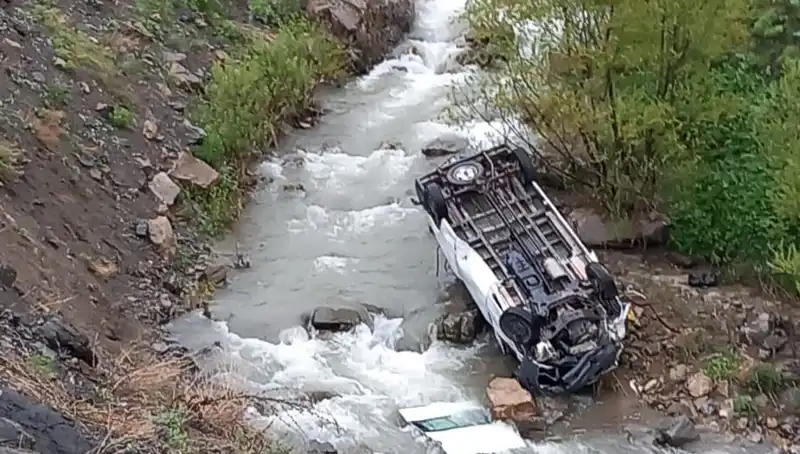 Hakkari'de Minibüs Devrildi: İşçi Taşırken İki Hayat Kaybı ve Üç Yaralı!