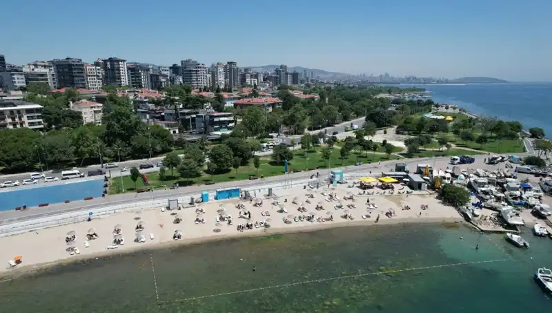 İstanbul’da Sıcak Hava Dalgası: Caddebostan Sahili Tatilcileri Ağır Misafir Ediyor