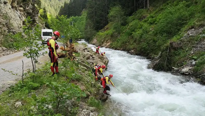 Trabzon'da Dereye Düşen Çocuk İçin Kayıp Arama Çalışmaları Devam Ediyor