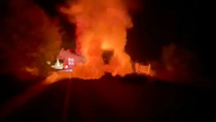 Seyir Halindeki Kamyonet Alev Alev Yandı: O Anlar Kameralara Böyle Yansıdı