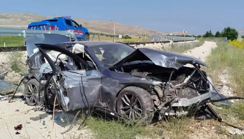 Sivas'ta İki Ayrı Trafik Kazası: 9 Kişi Yaralandı, Olayın Perde Arkası!
