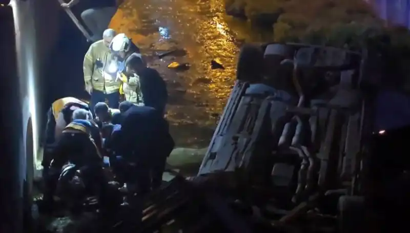 Kaza Sonrası Sürücü Olay Yerinden Kaçtı, Yaralı İtfaiye Tarafından Kurtarıldı