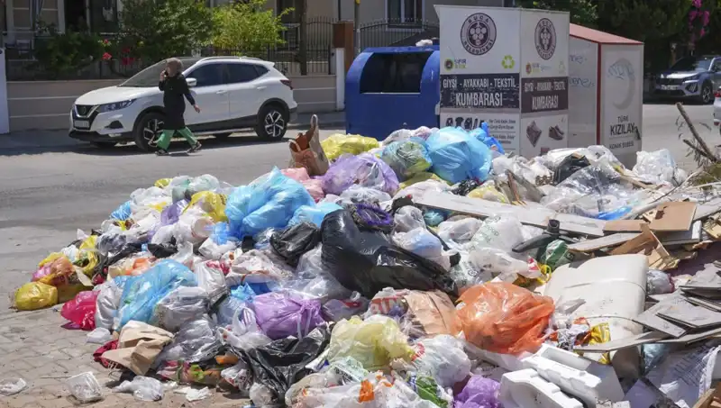 İzmir'de Çöp Yığınları: Kentin Temizliği Tehlikede!