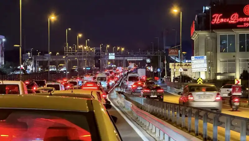 Yenibosna Metrobüs Yaya Üst Geçidi Çalışmaları Hızla Devam Ediyor