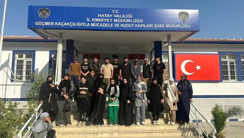 Türkiye'nin Sınırları: Minibüste 24 Göçmen Yakalandı!