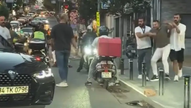 Nişantaşı'nda Yol Verme Kavgası: Kadına Sopayla Saldırı Gerçekleşti!