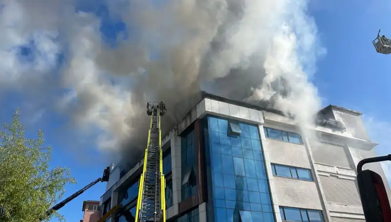 Esenyurt’ta Tekstil Atölyesinde Büyük Yangın: Birçok İşyeri Zarar Gördü