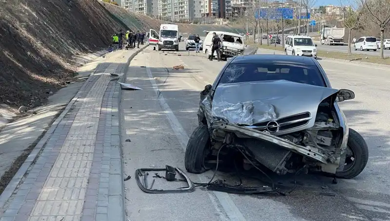 Otomobil Minibüse Çarptı: Şehirdeki Kazada 1 Kişi Hayatını Kaybetti, 3 Yaralı
