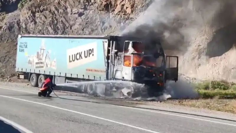 Seyir Halindeki TIR Yangını, Korku Dolu Anlar Yaşattı!