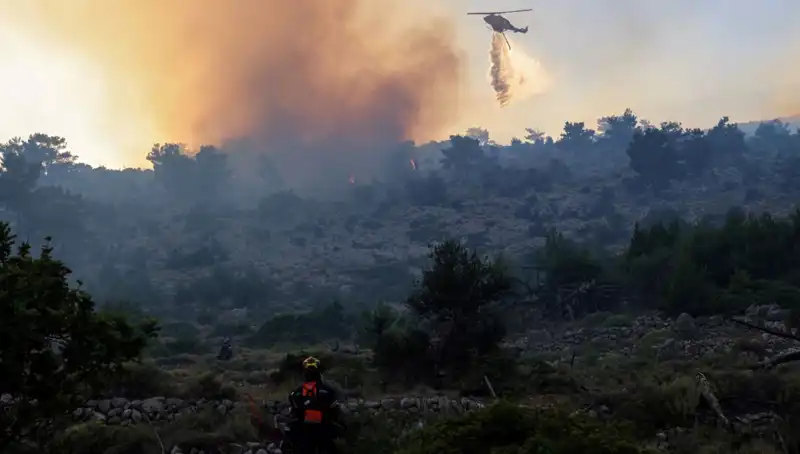Eğriboz Adası'nda Yangın Panik Yaratıyor: İki Köy Tahliye Edildi!