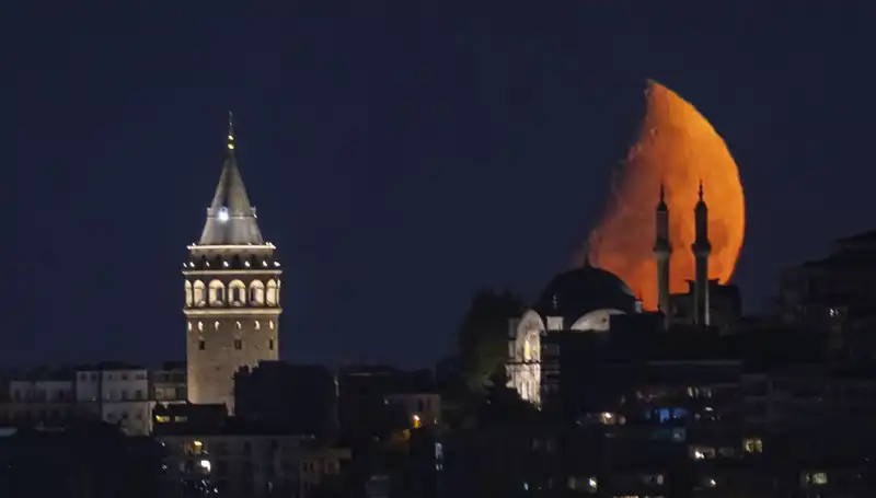 İstanbul’da Yarım Ay Manzarası: Geceye Dair Büyüleyici Bir Deneyim