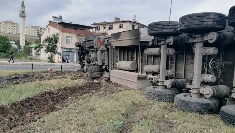 Freni Boşalan TIR Erzurum'da Feci Kazaya Neden Oldu