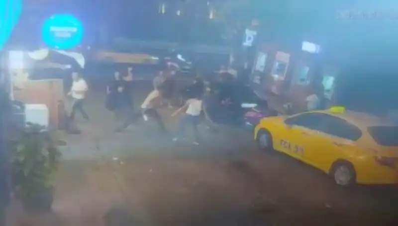 Beyoğlu'nda Laf Atma Kavgası Kanlı Sona Erdi: Neler Oldu?