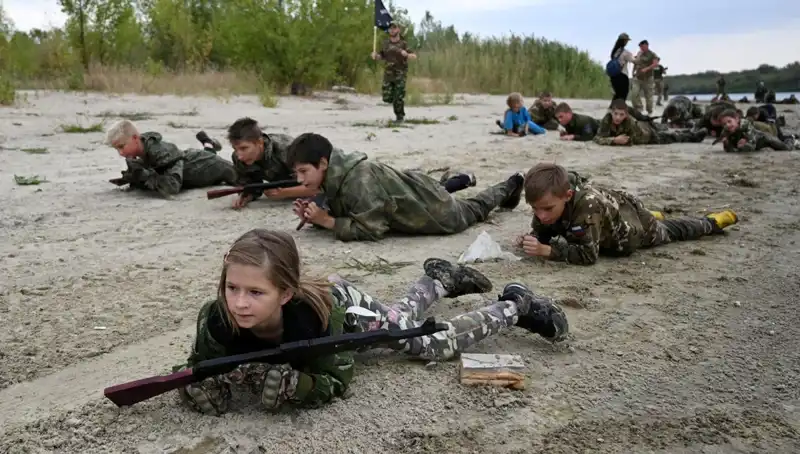 8 Yaşındaki Çocuklar Rusya'da Savaş Eğitimi Alıyor: Çarpıcı Görüntüler ve İfadeler
