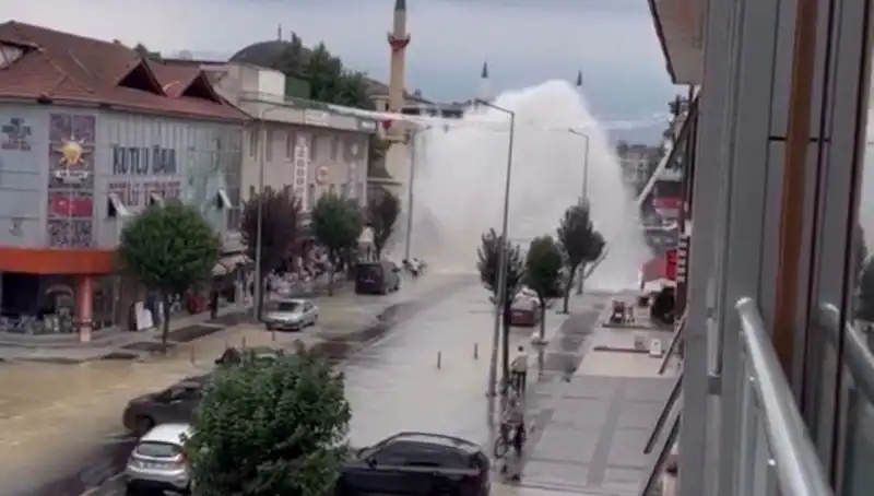 İçme Suyu Hattındaki Patlama Şehirde Panik Yarattı: Metrelerce Yükseğe Fışkıran Su