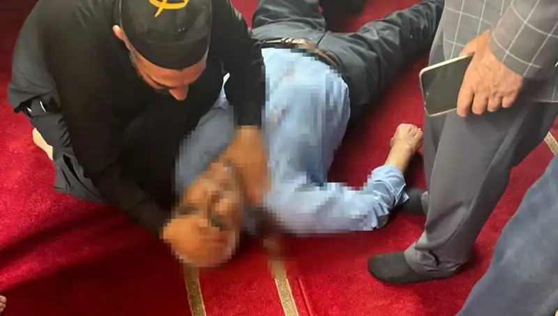 Camide Namaz Sırasında Bıçaklı Saldırı: Beklenmedik Olayın Ardındaki Gerçekler