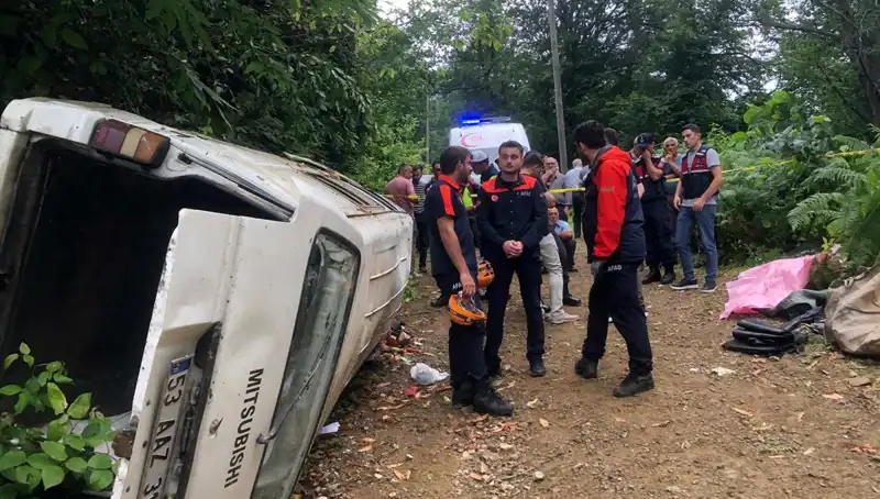 Rize'de Feci Minibüs Kazası: Yamaçtan Yuvarlanan Araçta İki Ölü, Üç Yaralı