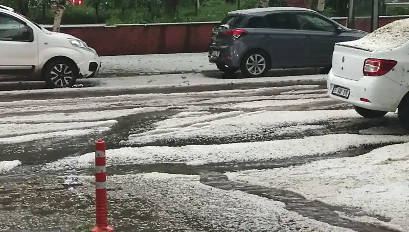 Ardahan’da Dolu Fırtınası: Şehir Bembeyaz Oldu, Vatandaşlar Şaşkın!