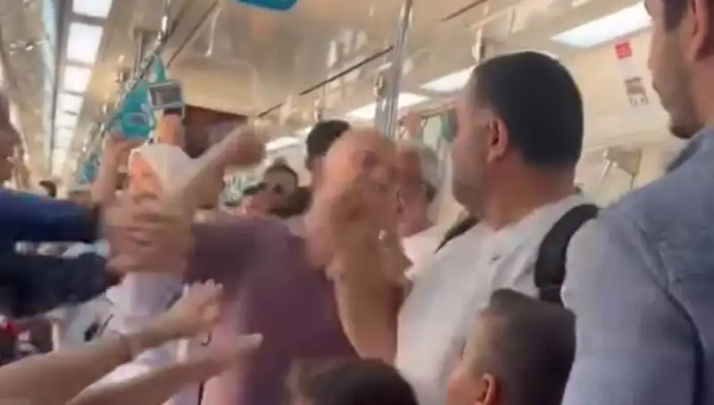 İstanbul Marmaray Hattında Şok Eden Yumruklu Kavga Görüntüleri Savaş Alanını Andırıyordu!