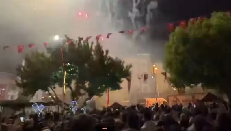 Havai Fişek Gösterisi Sonrası Yaşanan Çılgın Anlar: Hastanelik Olanlar