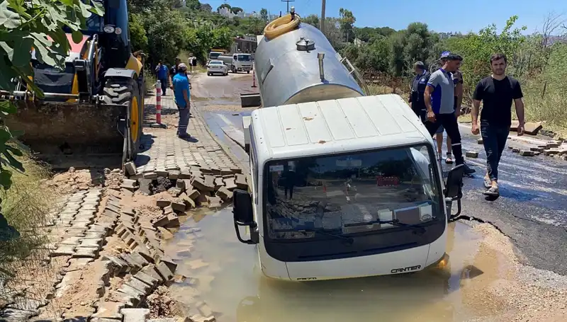 Bodrum’da Su Hattı Patladı: Önce Çukur Oluştu, Sonra Tanker Düşünce Şok Oldu!