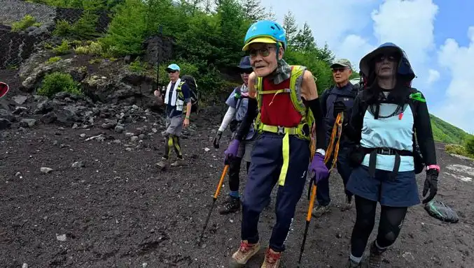 102 Yaşındaki Japon Dağcı Fuji Dağı’nda Tarihi Bir Rekor Kırdı