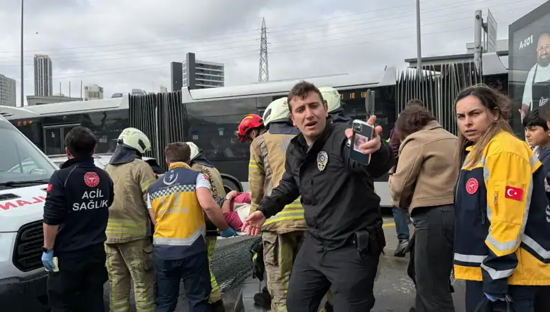 Metrobüs Kazası İstanbul'da Seferleri Durdurdu: Ölü ve Yaralılar Var