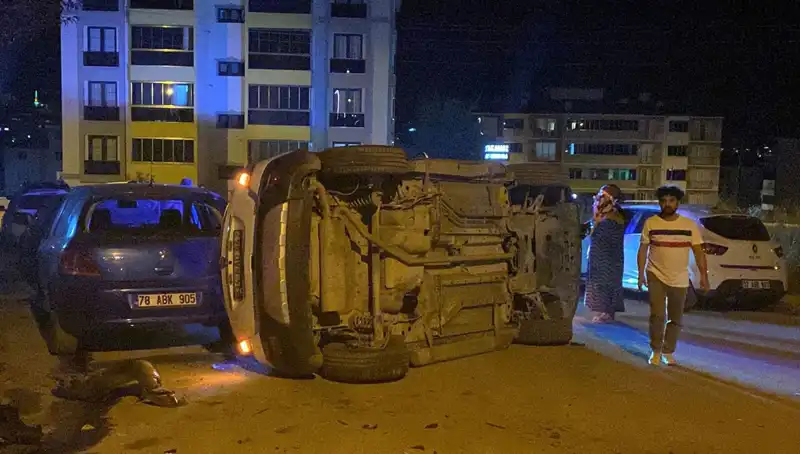 Karabük'te Kavşakta Meydana Gelen Kazada Üç Kişi Yaralandı