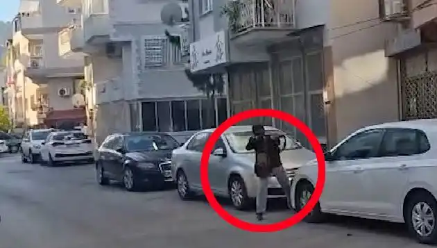 İzmir'de Saldırganla Çatışma Anları: Şok Edici Görüntüler Ortaya Çıktı