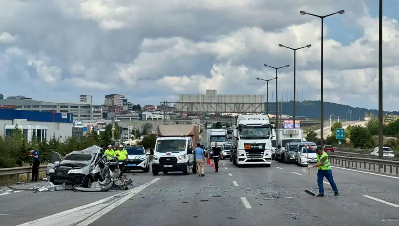 Otoyolda Korkunç Kaza: Üç Kişi Araçta Sıkıştı ve Trafik Kapatıldı!