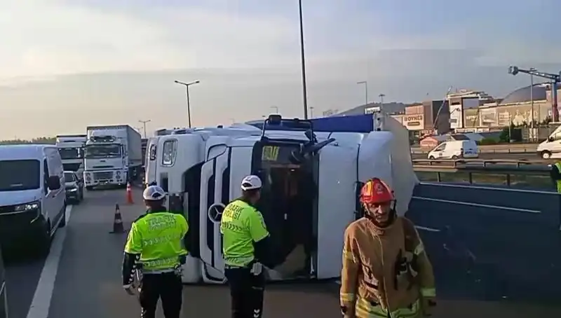 Pendik TEM Otoyolu'nda TIR Devrildi: İstanbul Yolu Trafik Çilesine Dönüştü