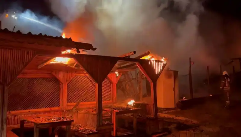 Şile'deki Gözleme Restoranında Çıkan Yangın, Altı Dükkanı Kül Etti